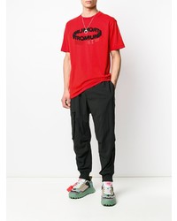 rotes und schwarzes bedrucktes T-Shirt mit einem Rundhalsausschnitt von Marcelo Burlon County of Milan