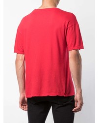 rotes und schwarzes bedrucktes T-Shirt mit einem Rundhalsausschnitt von Adaptation