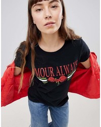 rotes und schwarzes bedrucktes T-Shirt mit einem Rundhalsausschnitt von Daisy Street