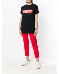 rotes und schwarzes bedrucktes T-Shirt mit einem Rundhalsausschnitt