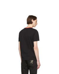 rotes und schwarzes T-Shirt mit einem Rundhalsausschnitt von Alexander McQueen