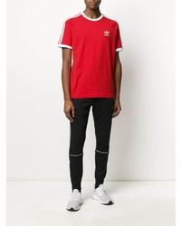 rotes und weißes bedrucktes T-Shirt mit einem Rundhalsausschnitt von adidas