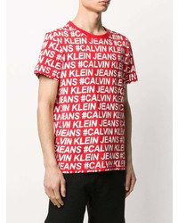 rotes und weißes bedrucktes T-Shirt mit einem Rundhalsausschnitt von Calvin Klein Jeans