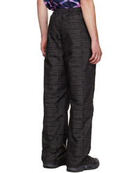 schwarze bedruckte Chinohose von McQ