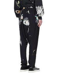 schwarze bedruckte Chinohose von Vivienne Westwood