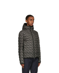 schwarze bedruckte Daunenjacke von Moncler