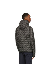 schwarze bedruckte Daunenjacke von Moncler