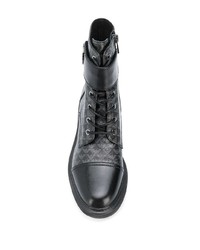 schwarze bedruckte flache Stiefel mit einer Schnürung aus Leder von Emporio Armani