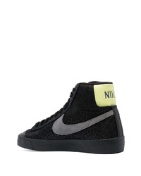 schwarze bedruckte hohe Sneakers von Nike