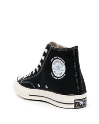 schwarze bedruckte hohe Sneakers von Converse