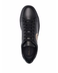 schwarze bedruckte Leder niedrige Sneakers von Salvatore Ferragamo