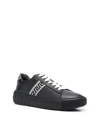 schwarze bedruckte Leder niedrige Sneakers von Versace