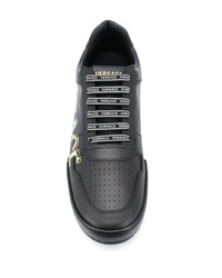 schwarze bedruckte Leder niedrige Sneakers von Versace