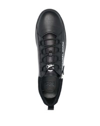 schwarze bedruckte Leder niedrige Sneakers von Michael Kors