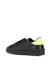 schwarze bedruckte Leder niedrige Sneakers von Valentino Garavani