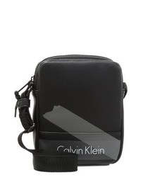 schwarze bedruckte Leder Umhängetasche von Calvin Klein