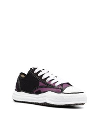 schwarze bedruckte niedrige Sneakers von Maison Mihara Yasuhiro