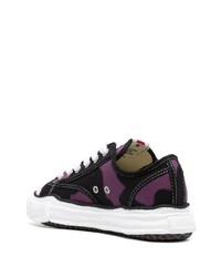 schwarze bedruckte niedrige Sneakers von Maison Mihara Yasuhiro