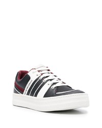 schwarze bedruckte niedrige Sneakers von Emporio Armani