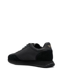 schwarze bedruckte niedrige Sneakers von Ea7 Emporio Armani