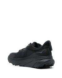 schwarze bedruckte niedrige Sneakers von Hoka One One