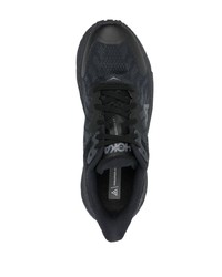 schwarze bedruckte niedrige Sneakers von Hoka One One