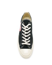 schwarze bedruckte Segeltuch niedrige Sneakers von COMME DES GARÇONS PLAY X CONVERSE