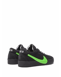 schwarze bedruckte Segeltuch niedrige Sneakers von Nike