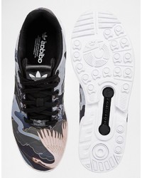 schwarze bedruckte Turnschuhe von adidas