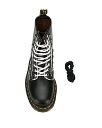schwarze beschlagene flache Stiefel mit einer Schnürung aus Leder von Dr. Martens