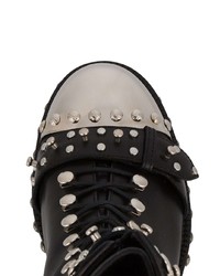 schwarze beschlagene flache Stiefel mit einer Schnürung aus Leder von Alexander McQueen