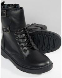 schwarze beschlagene flache Stiefel mit einer Schnürung aus Leder von T.U.K.