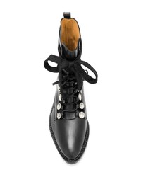 schwarze beschlagene flache Stiefel mit einer Schnürung aus Leder von Toga Pulla