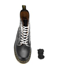 schwarze beschlagene flache Stiefel mit einer Schnürung aus Leder von Dr. Martens