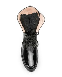 schwarze beschlagene flache Stiefel mit einer Schnürung aus Leder von Tod's