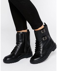 schwarze beschlagene flache Stiefel mit einer Schnürung aus Leder von T.U.K.