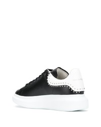 schwarze beschlagene Leder niedrige Sneakers von Alexander McQueen