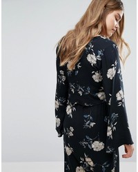 schwarze Bluse mit Blumenmuster von Pull&Bear