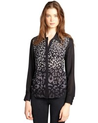 schwarze Bluse mit Knöpfen mit Leopardenmuster