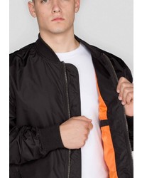 schwarze Bomberjacke von Alpha Industries