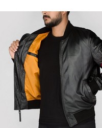 schwarze Bomberjacke von Alpha Industries