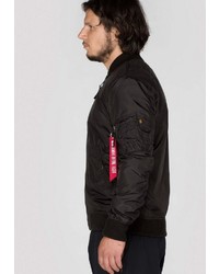 schwarze Bomberjacke von Alpha Industries