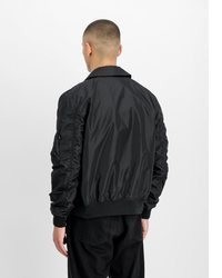 schwarze Bomberjacke von Alpha Industries