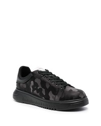 schwarze Camouflage niedrige Sneakers von Emporio Armani