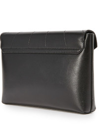 schwarze Clutch von Anya Hindmarch