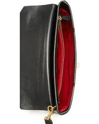 schwarze Clutch von Anya Hindmarch