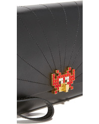 schwarze Clutch von Anya Hindmarch