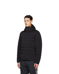 schwarze Daunenjacke von Moncler