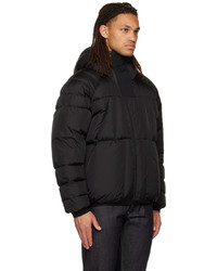 schwarze Daunenjacke von Moncler