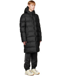 schwarze Daunenjacke von Rains